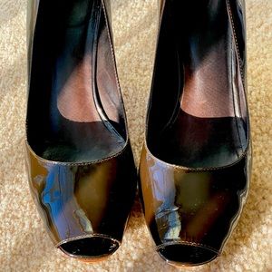 Vintage Kurt Geiger Chocolate brown patent snipped toe platform shoes. Size 39